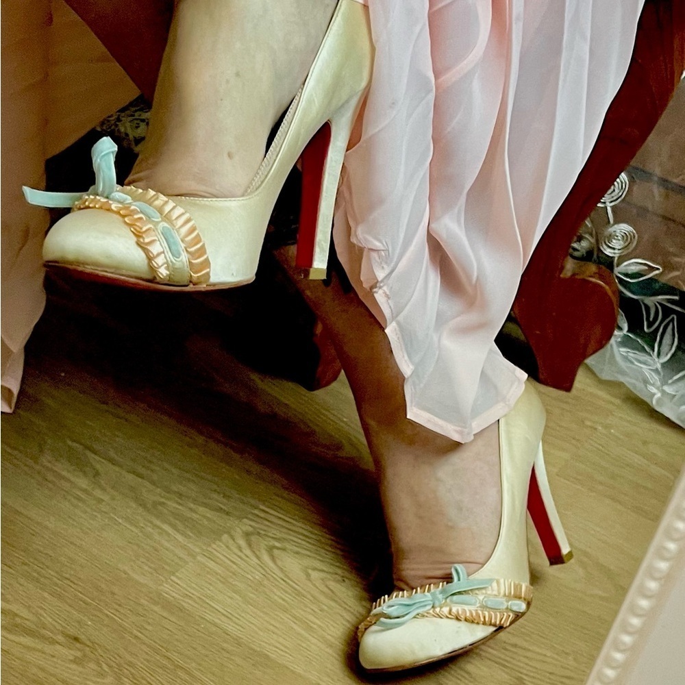 Sz9 RARE Betsey Johnson satin pumps w ruffle